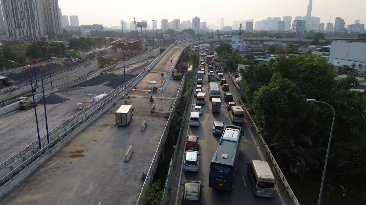 Khu vuc tu cao toc TPHCM Long thanh-dau giay huong ve nut giao An Phu dong xe noi duoi nhau keo dai hang km. Anh: Anh Tu