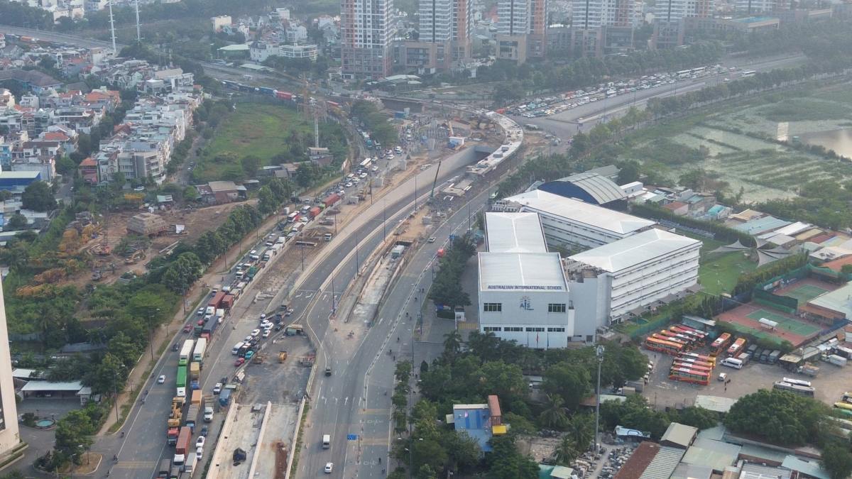 Khu vuc duong Mai Chi Tho huong ve nut giao An Phu xe dong, noi hang dai di chuyen cham. Anh: Anh Tu