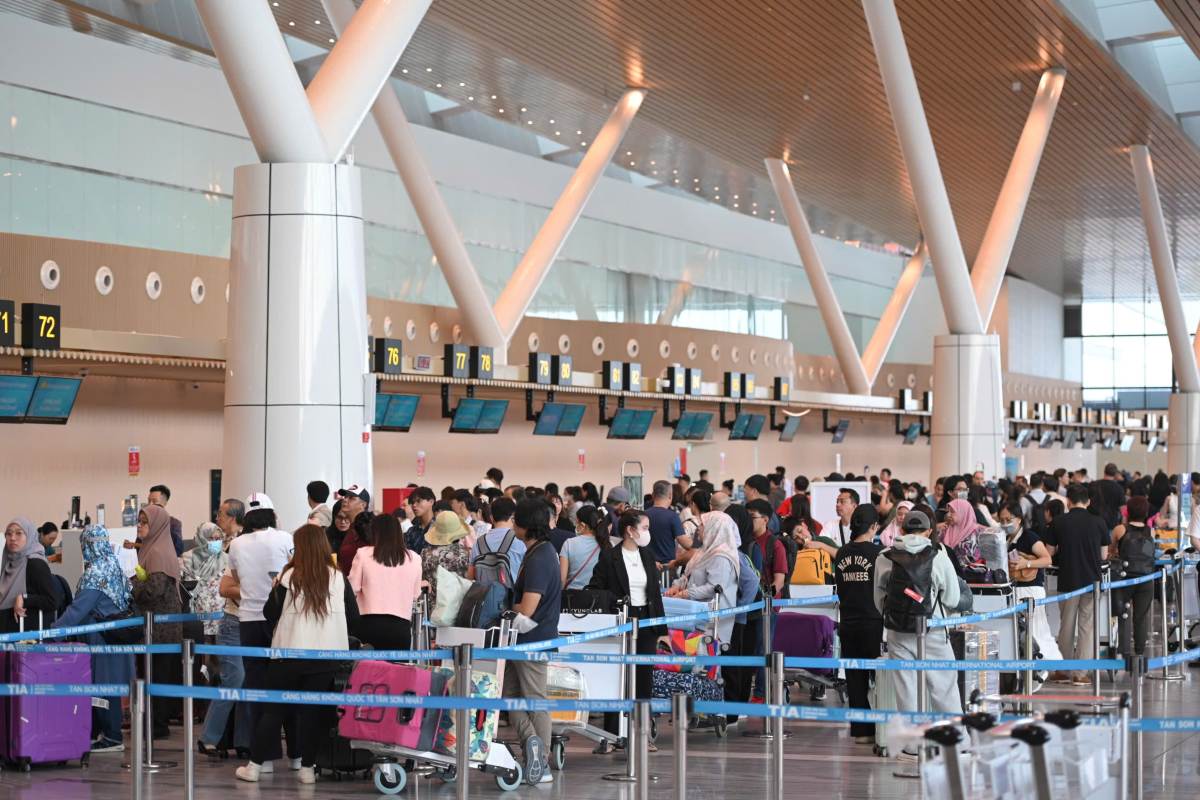 Nha ga T3 Tan Son Nhat dong duc hanh khach. Anh: Anh Tu