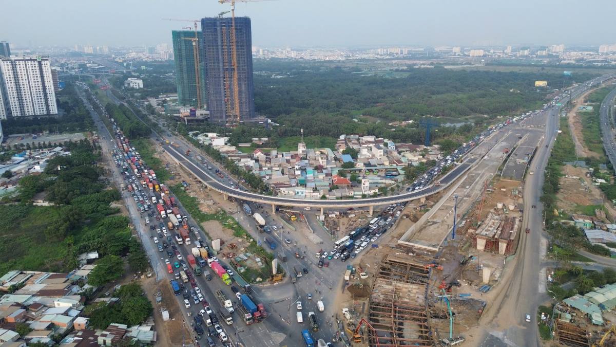 Khu vuc trung tam nut giao An Phu dong phuong tien dong duc. Anh: Anh Tu