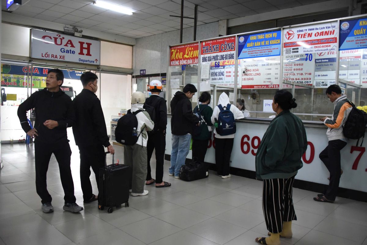 Ghi nhan tai ben xe mien Dong cu kha nhon nhip nguoi dan xep hang mua ve nghi Tet Duong lich. Anh: Thai Bao