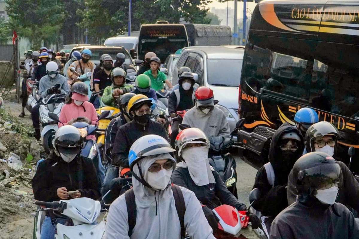 Dong phuong tien nhich tung chut o nut giao An Phu. Anh: Anh Tu