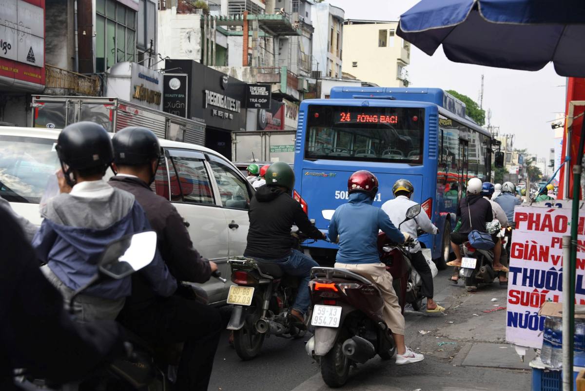 Un tac o duong Xo Viet Nghe Tinh, nguoi dan di chuyen cham. Anh: Thai Bao
