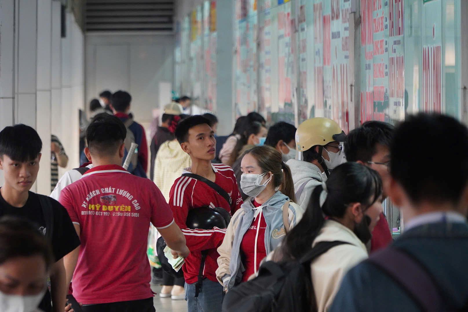 Ghi nhan tai ben xe mien Tay kha dong duc, nguoi dan linh kinh hang hoa ve que. Anh: Chan Phuc