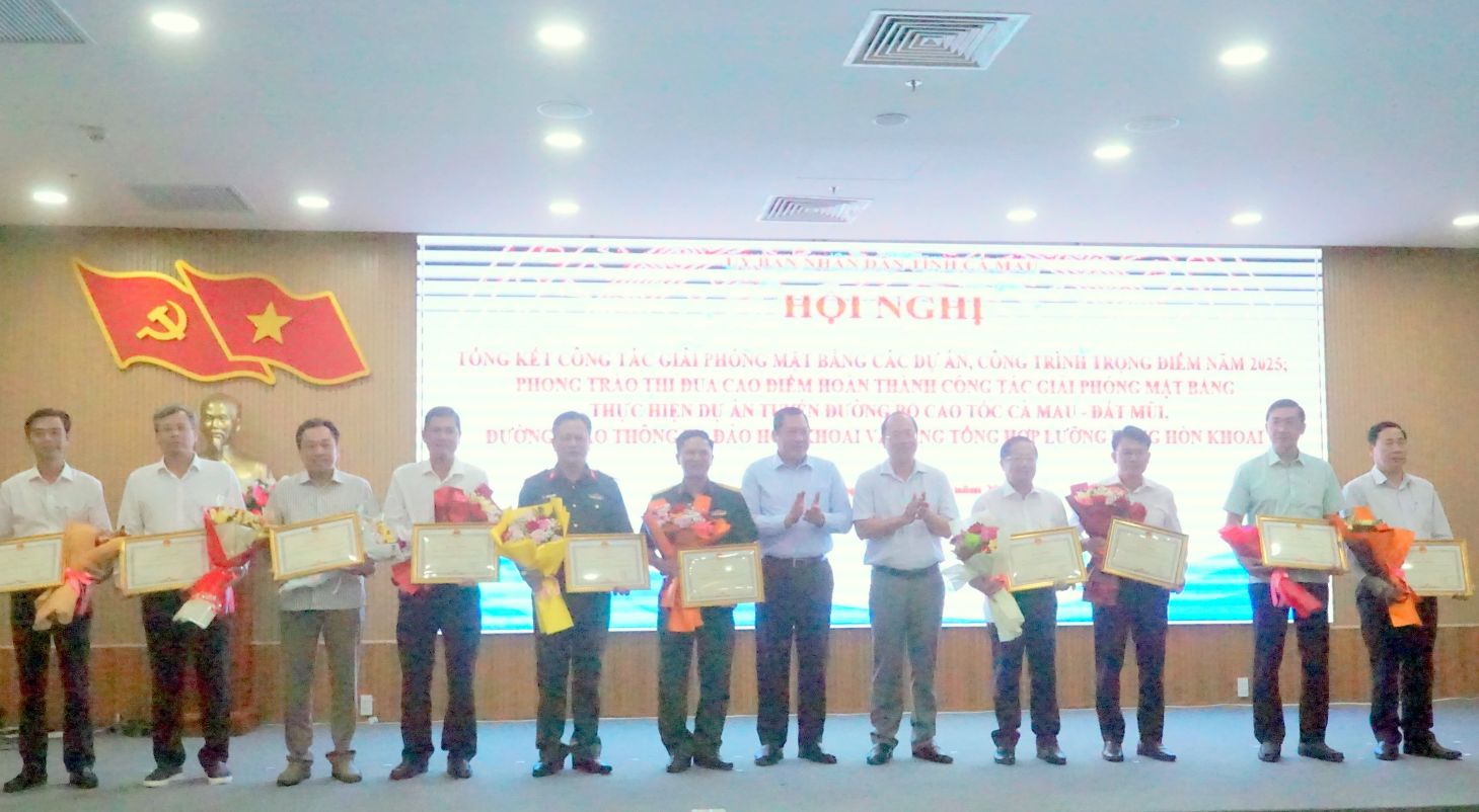 UBND tinh Ca Mau tang bang khen cho nhieu to chuc, ca nhan hoan thanh giai phong mat bang cac cong trinh trong diem. Anh: Nhat Ho