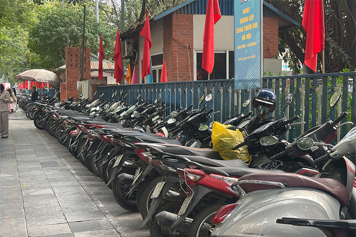 Diem gui xe gan khu vuc Cung Thieu nhi Ha Noi kin cho tu rat som. Anh: Minh Chau