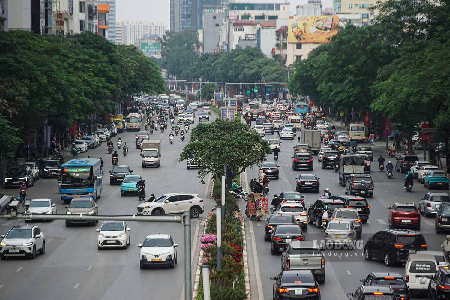 Tren duong Tran Duy Hung, ghi nhan so luong phuong tien do ve tang dan trong khung thoi gian tu 15 gio 30 den 16 gio 30, chieu ngay di lam cuoi cung cua nam 2025.