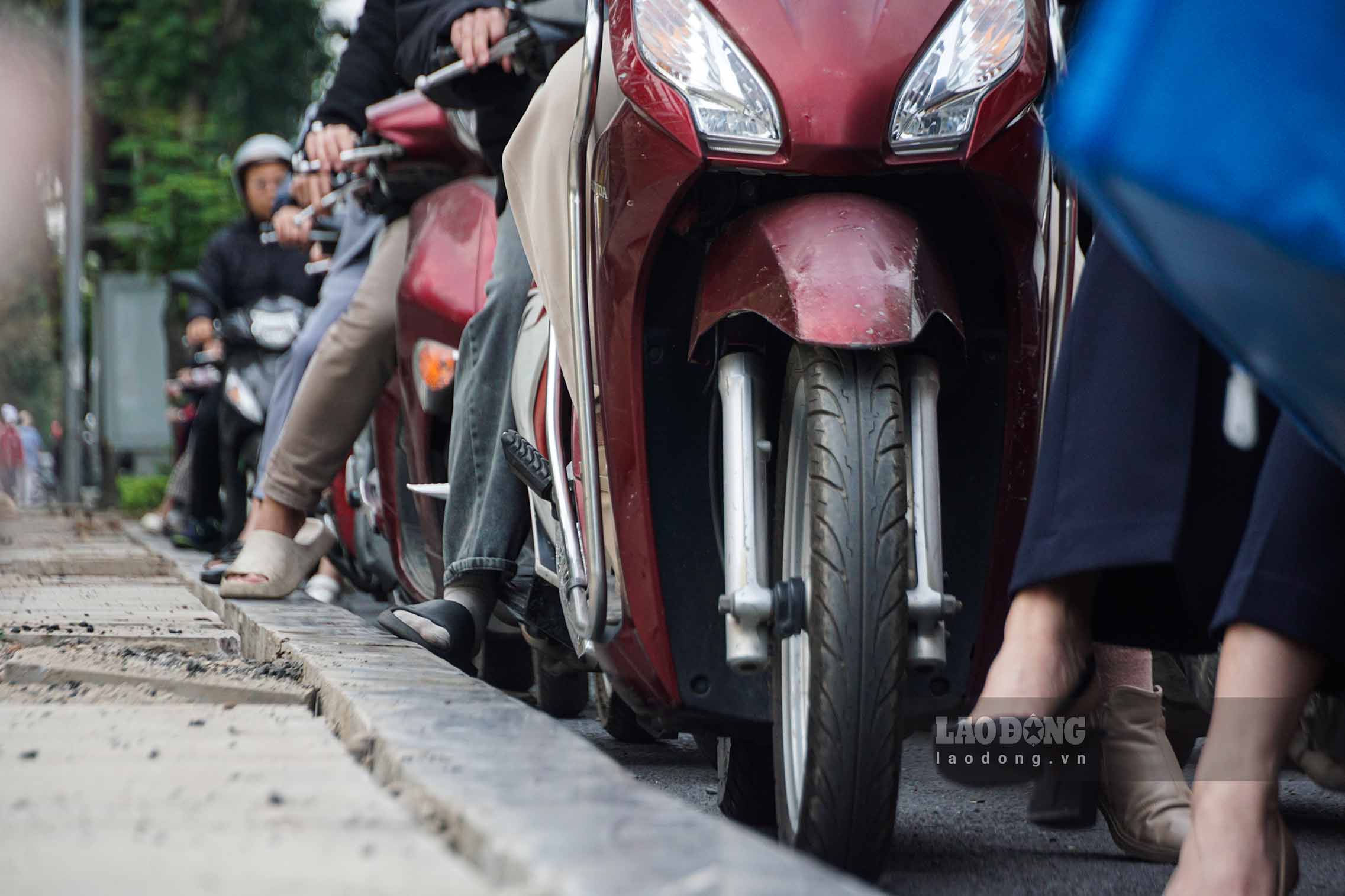 Hang dai phuong tien nhich tung chut mot tren duong Hoang Minh Giam.