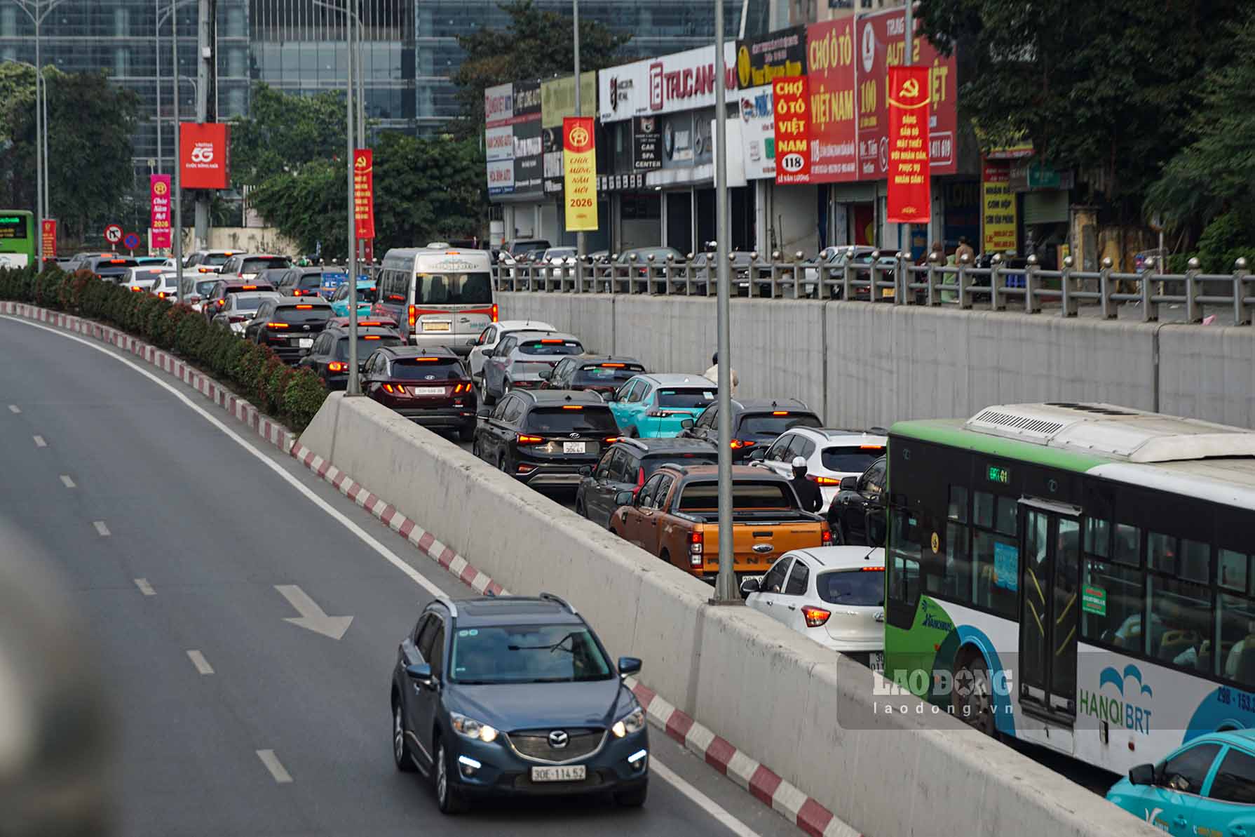 Phuong tien un u tai ham chui tren duong Le Van Luong huong vao trung tam thanh pho.