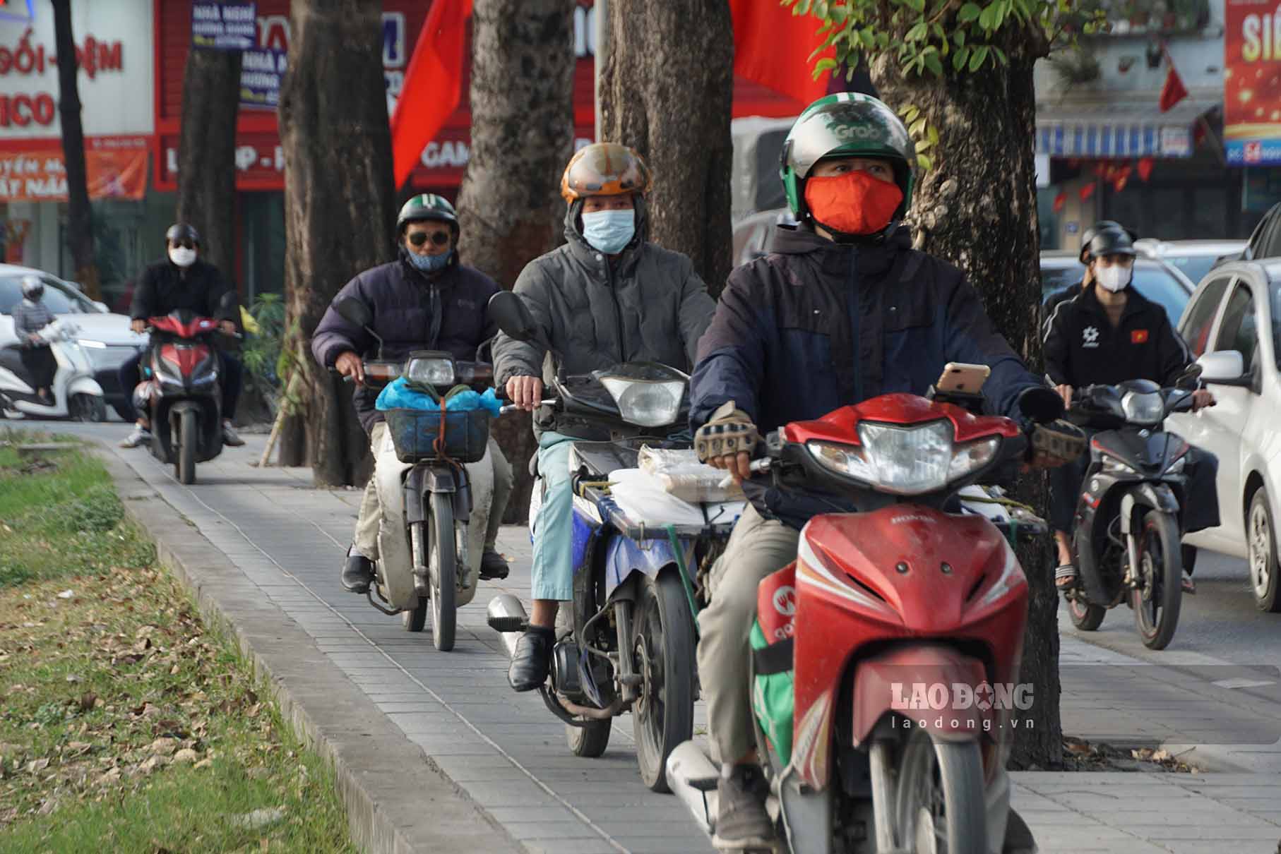 Nhieu nguoi dan dieu kien phuong tien leo len via he.
