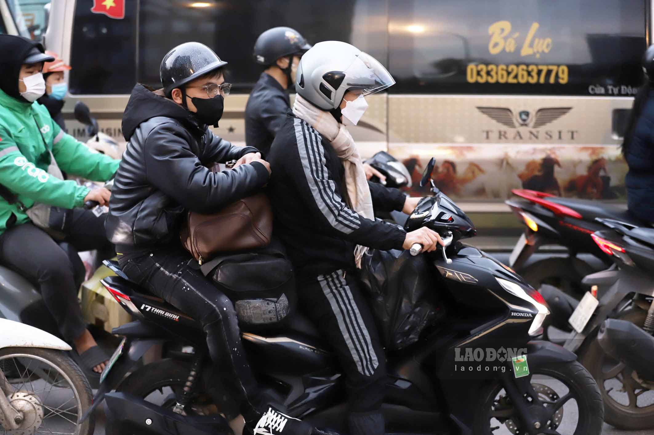 Nguoi dan mang hanh ly ve que nghi Tet Duong lich.