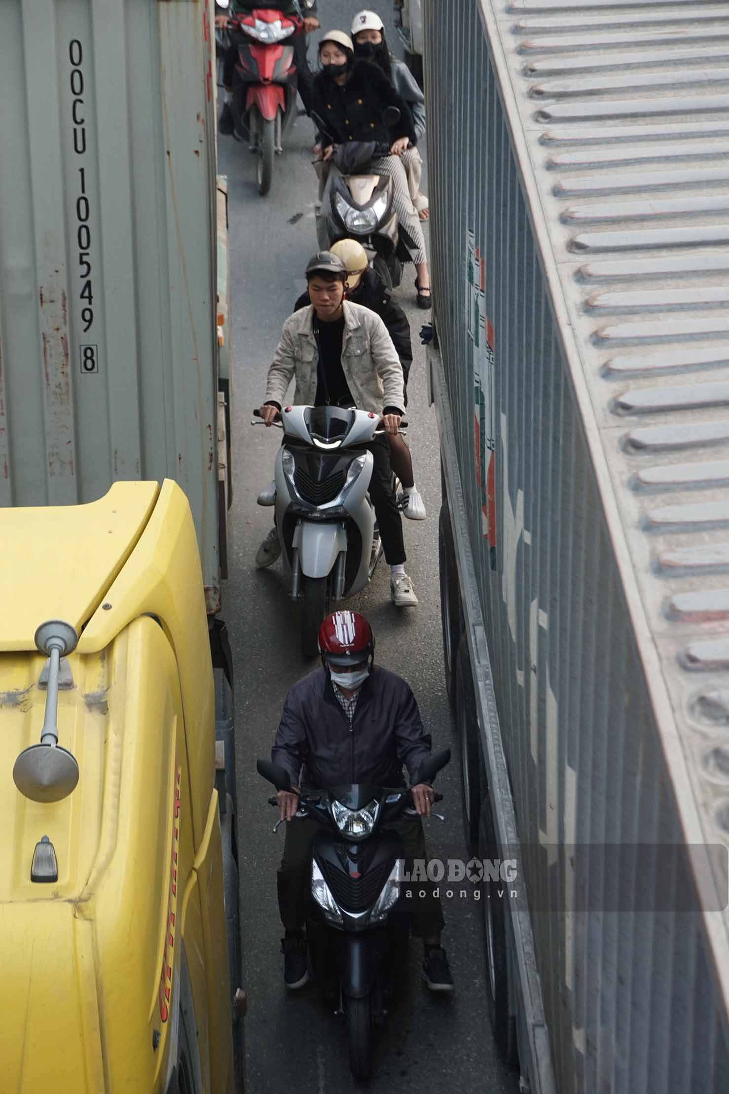 Khu vuc duong Ngoc Hoi (gan ben xe Nuoc Ngam) un tac keo dai, phuong tien len loi giua cac xe container.