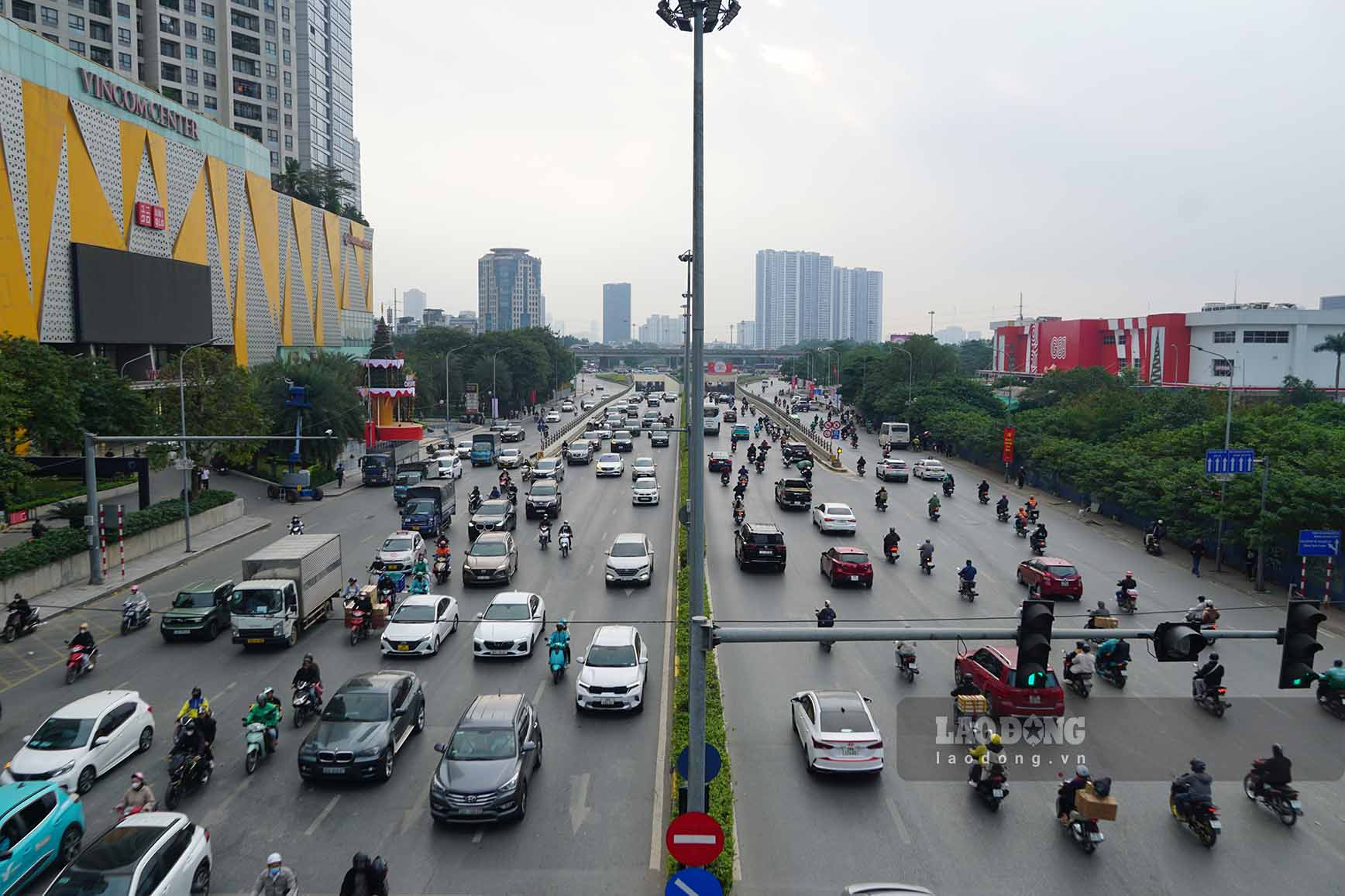 Tu chieu 31.12, nhieu tuyen duong pho tai Ha Noi bat dau dong duc.