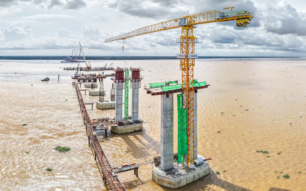 May moc, thiet bi hoat dong lien tuc tren cong truong cau Dai Ngai 1. Anh: Phuong Anh