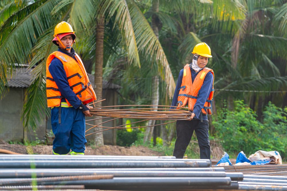 Ky su, cong nhan lam viec tai cau Dai Ngai 1 de day nhanh tien do du an. Anh: Phuong Anh