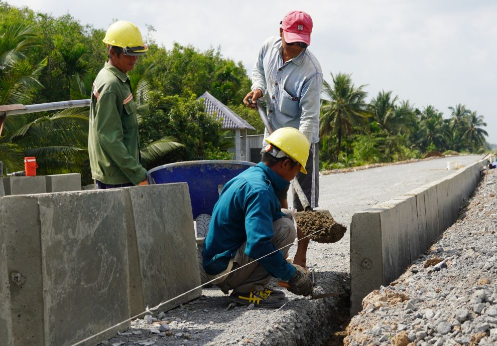 Goi thau 11-XL dang duoc cong nhan khan truong thi cong doan duong dan tai Cu Lao Dung. Anh: Phuong Anh