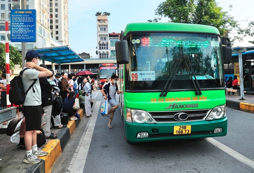 Hanoi operates more than 17,000 bus trips/day to serve the New Year. Photo: Tuan Khai
