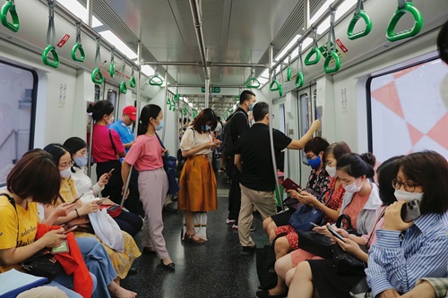 깟린-하동 철도 노선 기차 승객. 사진: 투히엔