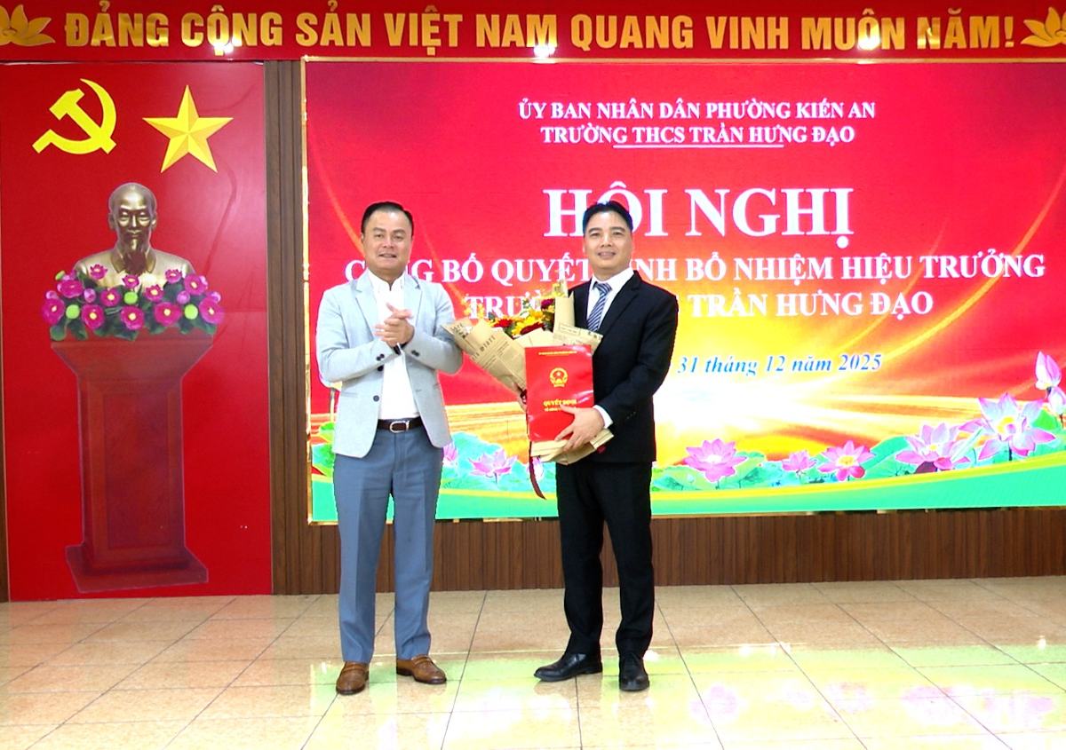 Chairman of Kien An District People's Committee presents the decision to appoint the Principal of Tran Hung Dao Secondary School. Photo: Kien An District E-Portal, Hai Phong