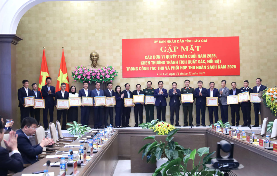 Bi thu Tinh uy va Chu tich UBND tinh Lao Cai trao Bang khen va khen thuong cho cac tap the.  