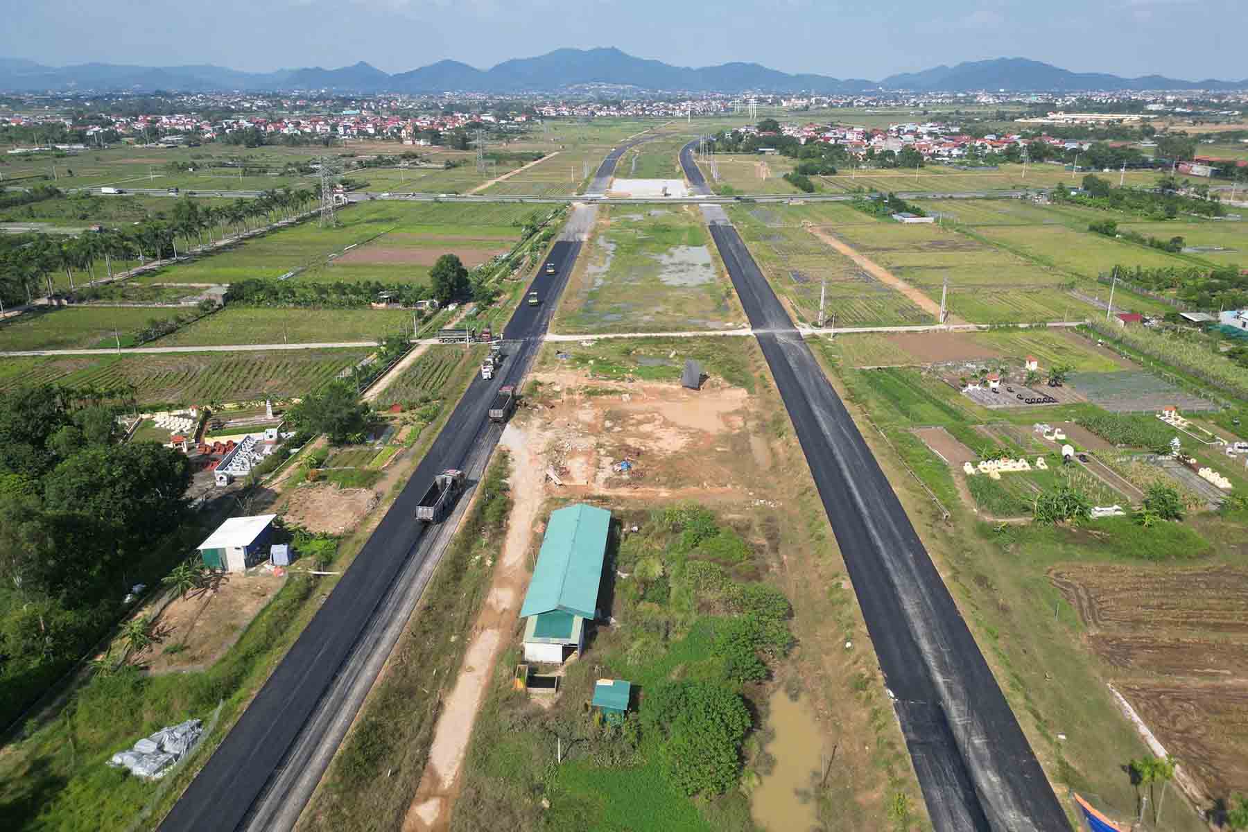하노이 지역을 통과하는 4번 순환 도로 프로젝트 구간은 시공할 깨끗한 부지가 100% 충분합니다. 사진: 송흐우