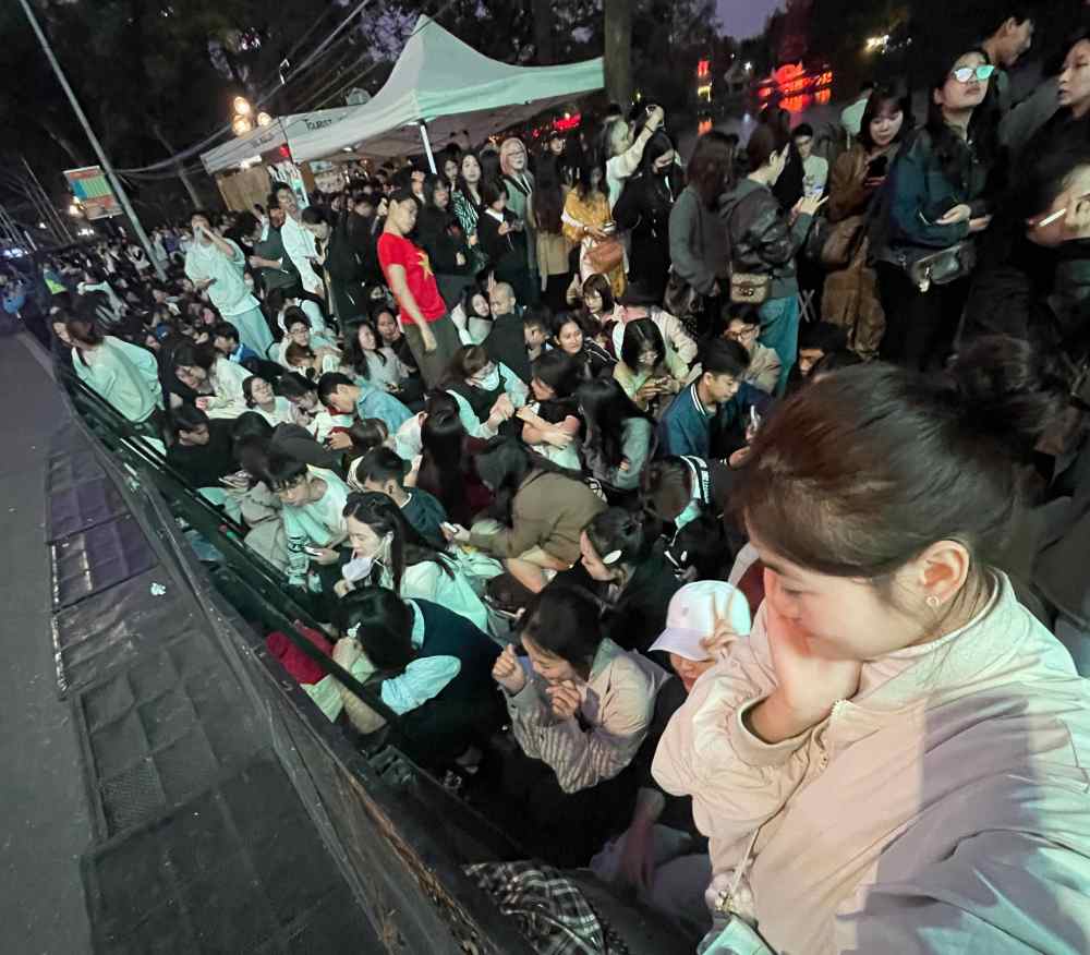 Nhieu ban tre chuan bi san do an nhe, nuoc uong de ngoi cho den phut giao thua. Anh: Ngoc Mai