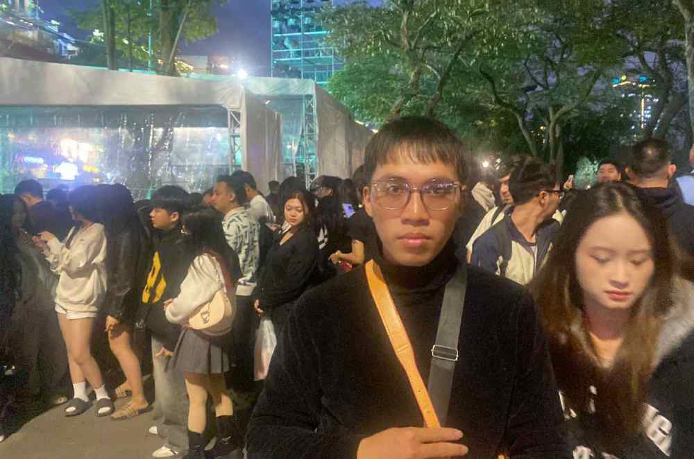 Nam du khach hao huc cho thuong thuc dem nhac cua Alan Walker va dan nghe si noi tieng. Anh: Ngoc Mai