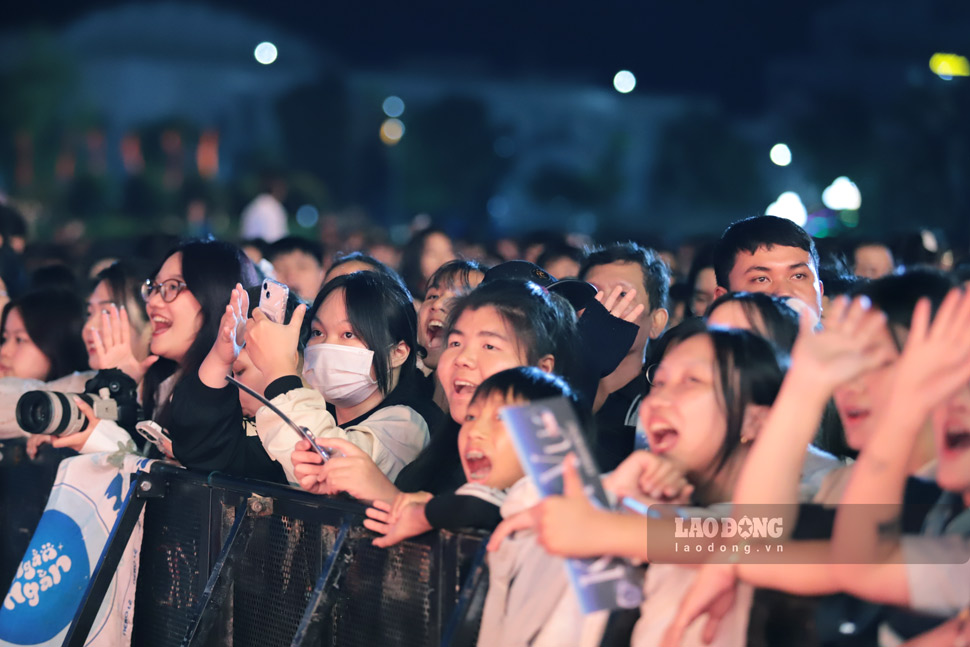 Cac ban tre reo ho voi man trinh dien