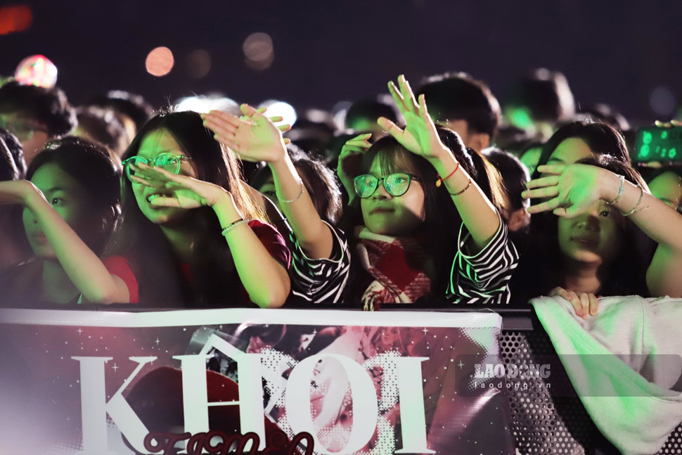 Khan gia “chay” trong dem nhac hoi. Anh: Hoai Phuong