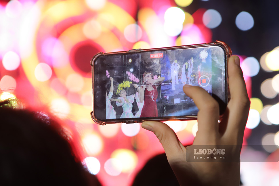 Khan gia ghi lai khoanh khac trong dem nhac. Anh: Hoai Phuong