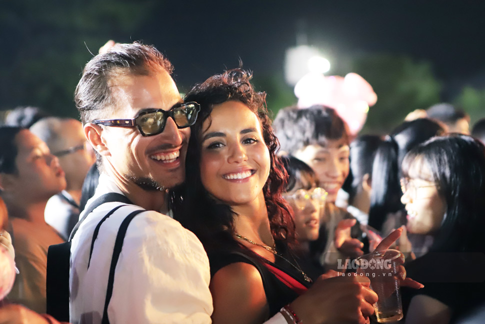 Khan gia nuoc ngoai hoa minh trong dem nhac hoi. Anh: Hoai Phuong