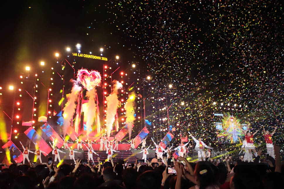 2026년 양력 설날 Gia Lai 카운트다운 프로그램은 "마음의 불 - 사랑의 연결"이라는 주제로 Nguyen Tat Thanh 광장(Quy Nhon 구)에서 진행됩니다. 사진: Hoai Phuong