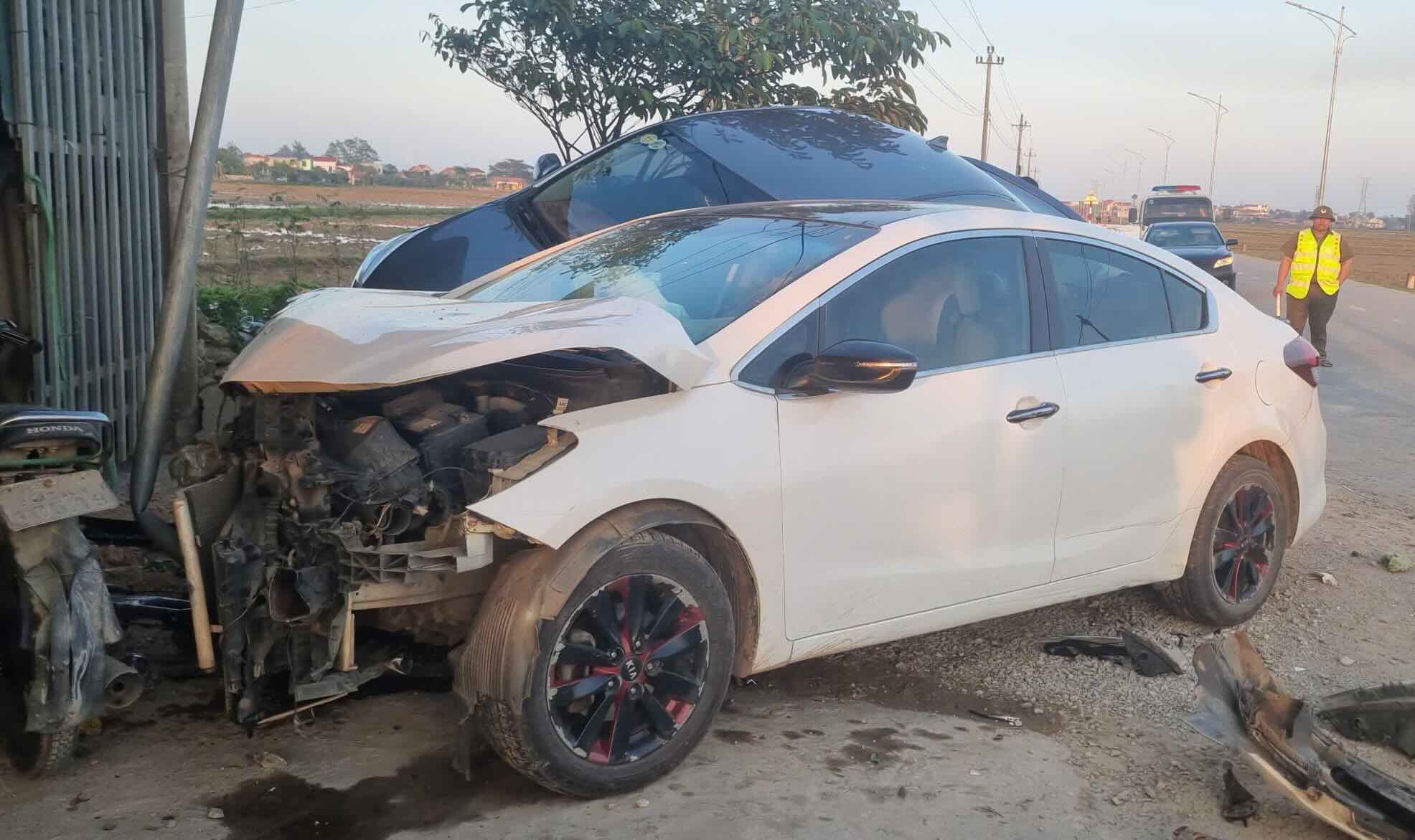 Traffic collision, 2 cars crash into people's houses. Photo: Hai Cuong