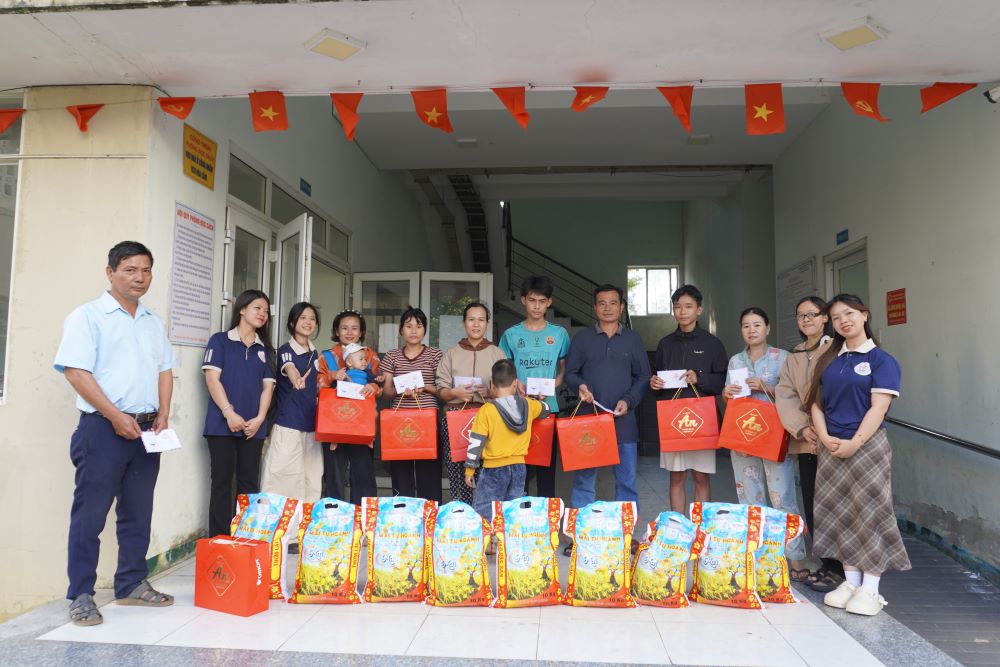 Warm Tet gifts for workers in difficult circumstances in Da Nang