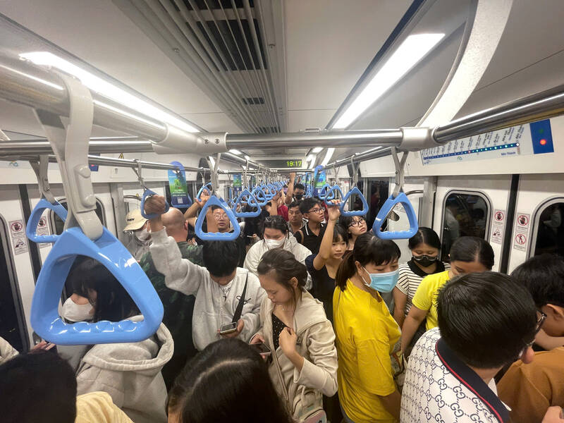 Doan tau di chuyen tu ga Thu Duc ve trung tam TPHCM dong kin khach.