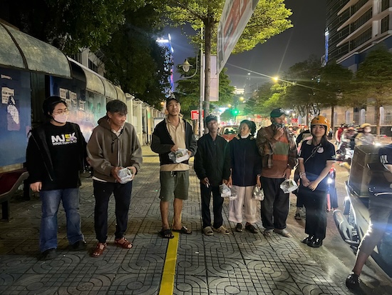 Cau lac bo thien nguyen Tu Tam An trao tang nhung qua den tan tay cong nhan moi truong, nguoi gia neo don. Anh: Nguyen Linh