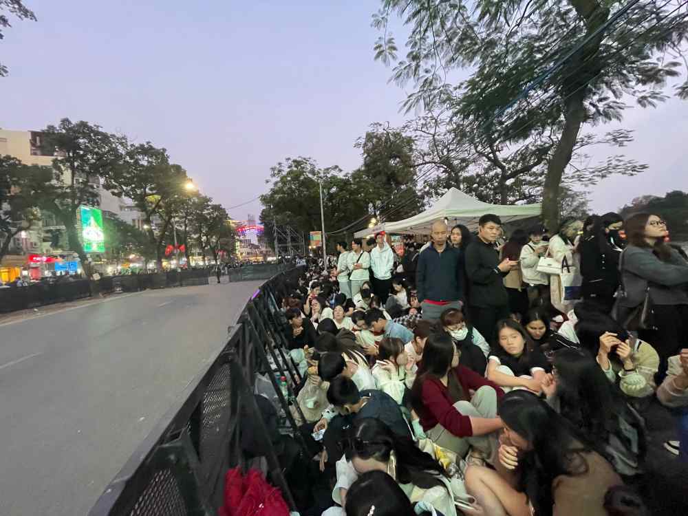 Đường phố Hà Nội ken đặc người chờ pháo hoa và countdown 2026. Ảnh: Ngọc Mai