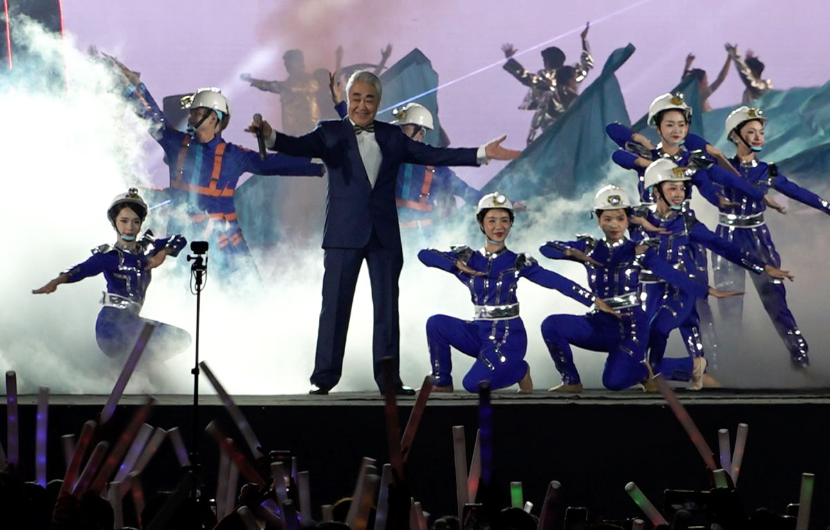 인민 예술가 꽝토가 2026년 새해맞이 카운트다운 프로그램에서 공연하고 있습니다. 사진: 도안흥