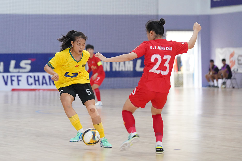 Ha Noi (ao vang) khong the duy tri loi the truoc Phong Phu Ha Nam. Anh: Quoc Khanh