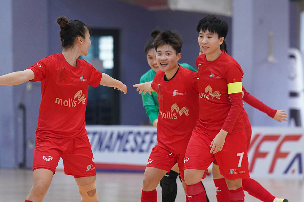 2025년 전국 여자 풋살 선수권 대회에서 퐁푸하남을 위해 득점한 주장 뚜엣 융. 사진:  칸