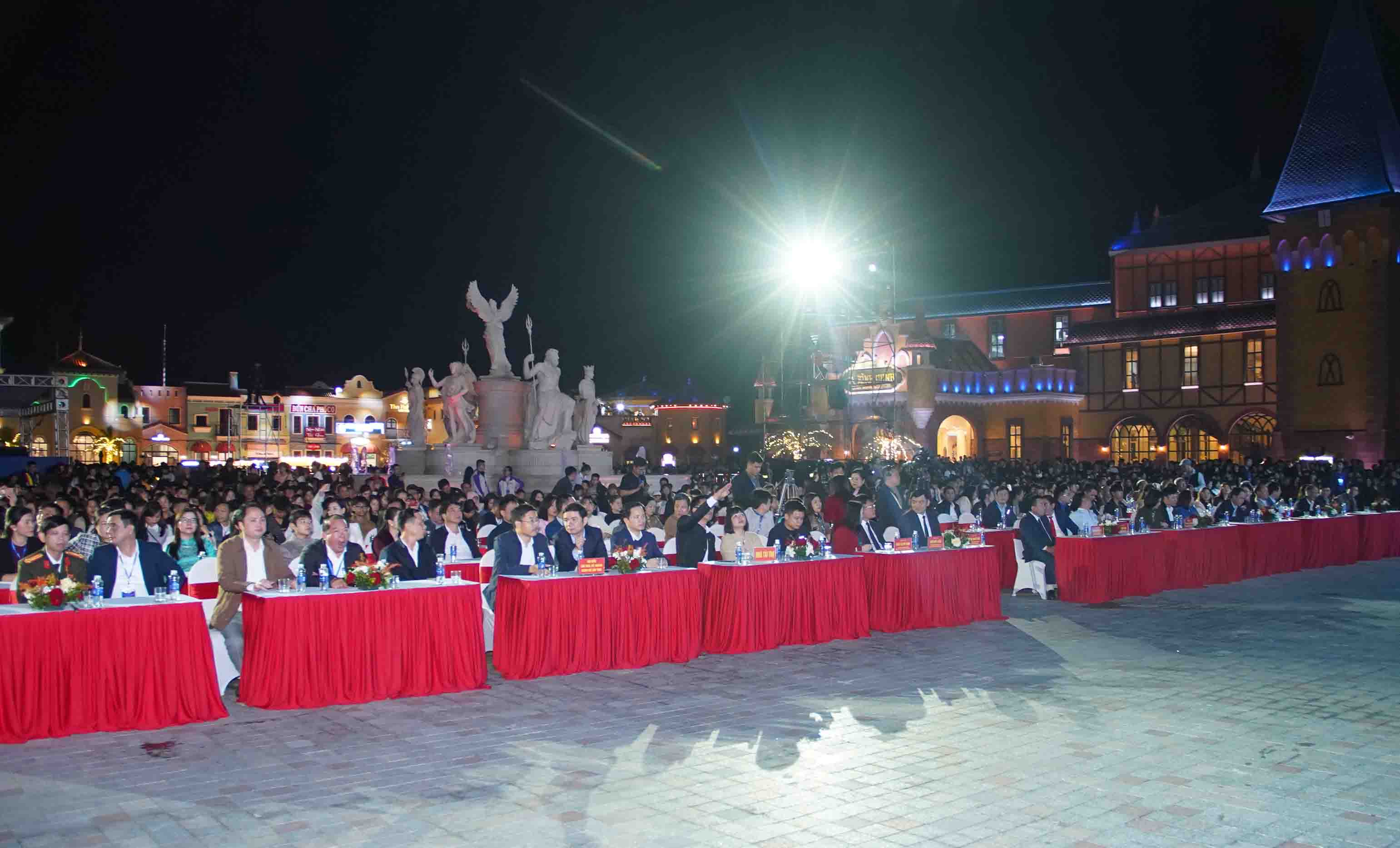 Cac dai bieu tham du chuong trinh nghe thuat dac biet “Hao khi Song Lam” chao mung nam moi 2026 – Binh Ngo. Anh: DUY CHUONG