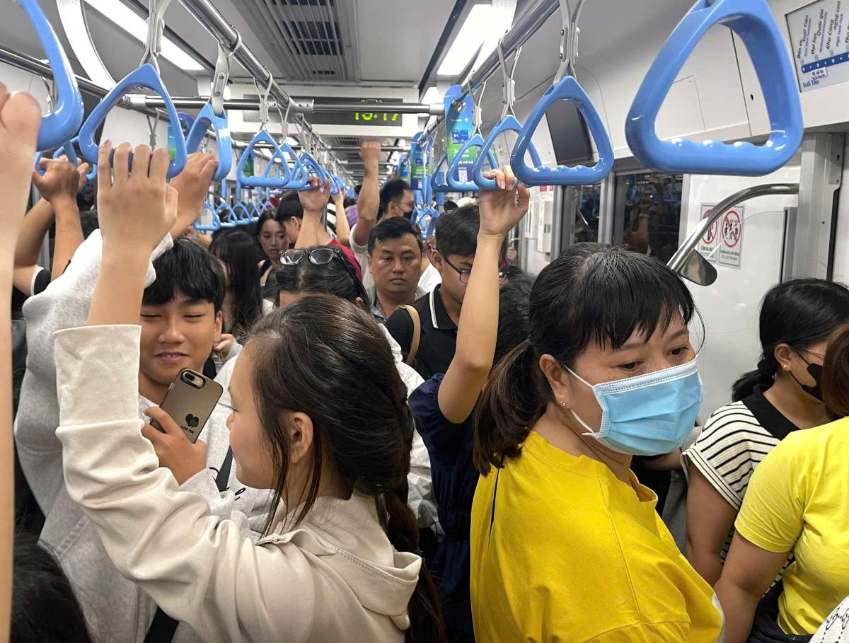 벤탄 - 수오이띠엔 지하철, 설날 밤 손님들로 북적