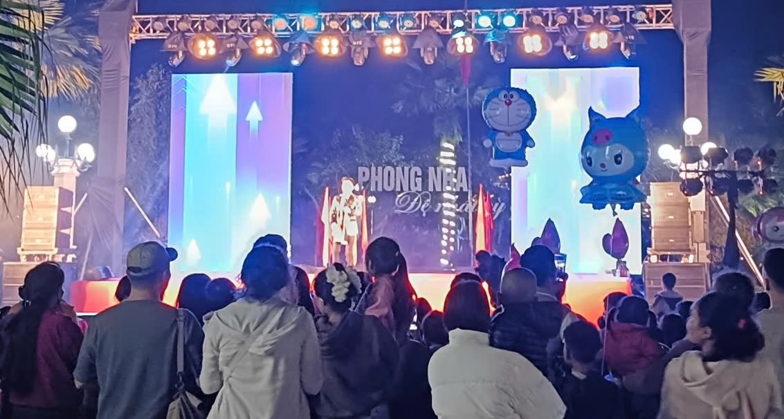 Du khach den Phong Nha - Ke Bang xem chuong trinh chao nam moi. Anh: Thanh Trung