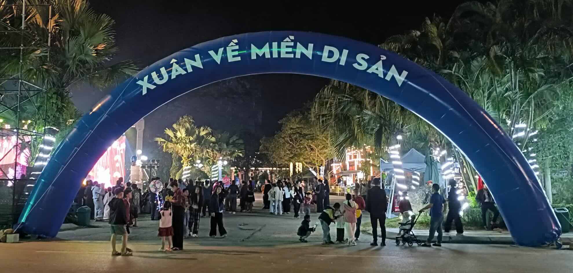 Tourists coming to Phong Nha - Ke Bang on the evening of December 31st Photo: Thanh Trung