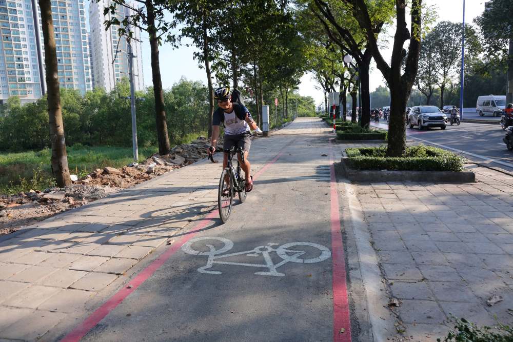People are excited to experience the new bicycle lane. Photo: Anh Tu