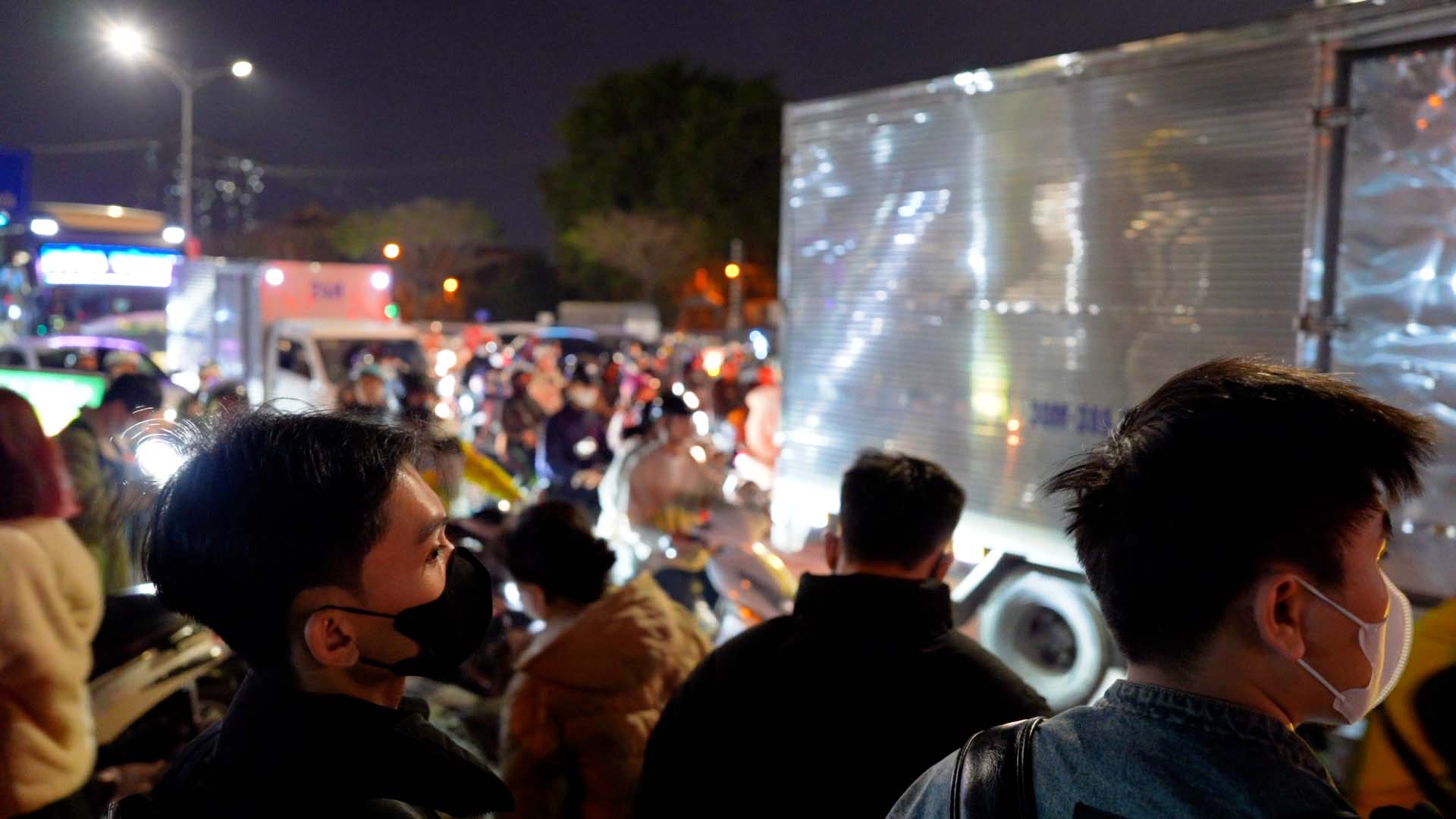 People flock to their hometowns to celebrate the New Year, Hanoi streets are prolongedly congested