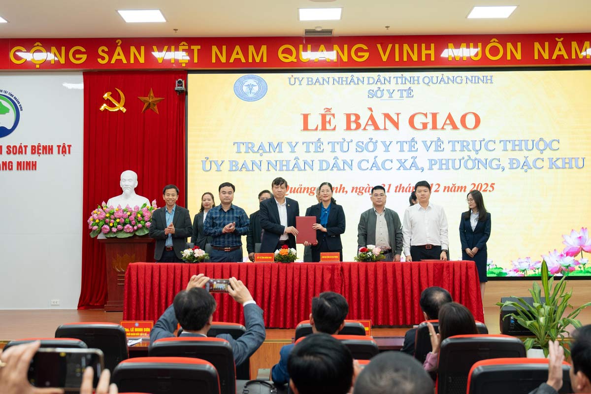 Handover ceremony of 55 Health Stations from the Department of Health to the People's Committees of communes, wards, and special administrative zones for management. Photo: CDC Quang Ninh
