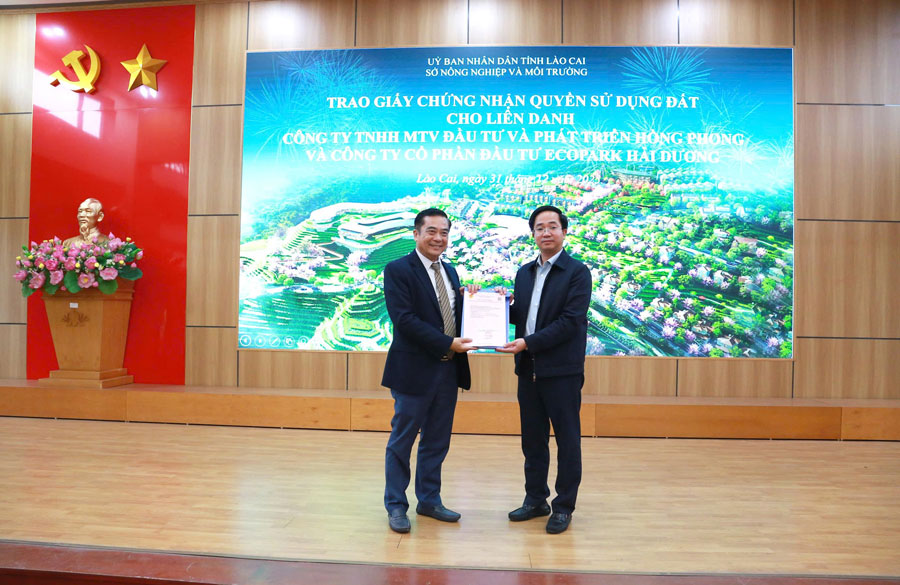 Ong Tran Minh Sang, Giam doc So Nong nghiep va Moi truong tinh Lao Cai trao Giay chung nhan quyen su dung dat cho Cong ty Co phan Dau tu Ecopark Hai Duong.