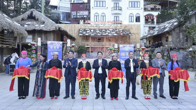 Cac dai bieu cat bang khai mac khong gian van hoa “Sa Pa tinh hoa hoi tu”. 