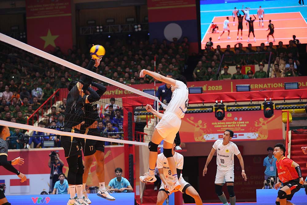 호치민시 공안 남자 배구팀은 즈엉떤빈 씨와의 계약이 만료된 후 새로운 감독을 찾을 것입니다. 사진: 호앙퐁